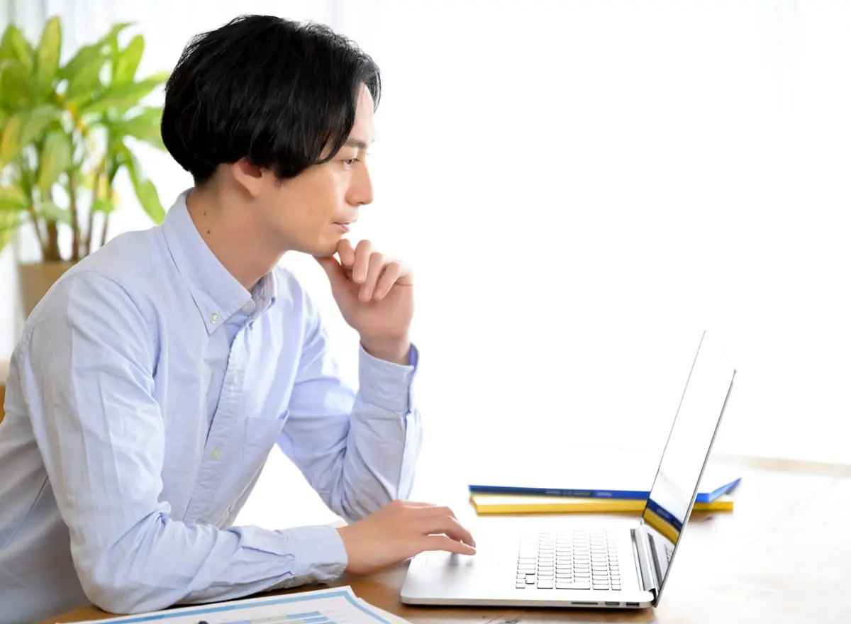 パソコンでQ&A会に参加する男性