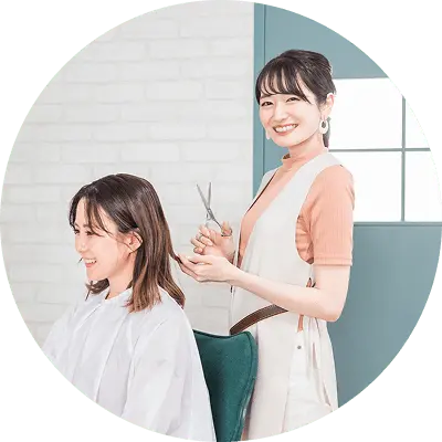 美容室を開業する女性