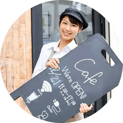 カフェを開業する女性