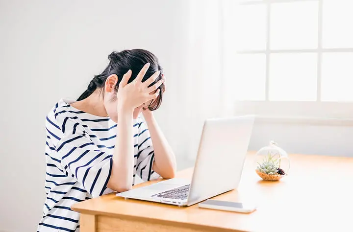 創業融資の準備に悩む女性